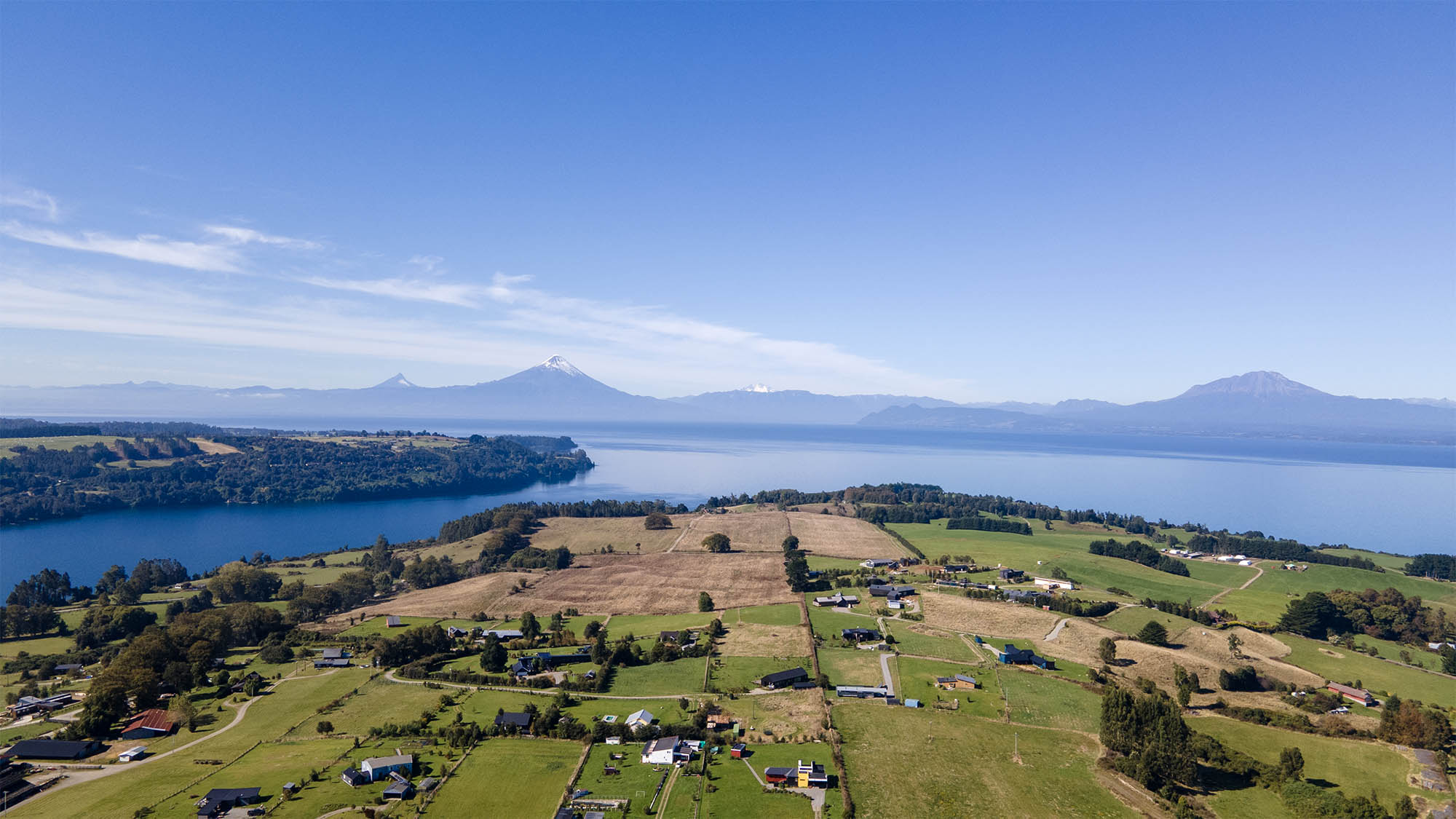 Vista aérea del lago Llanquihue y los volcanes del sur de Chile
